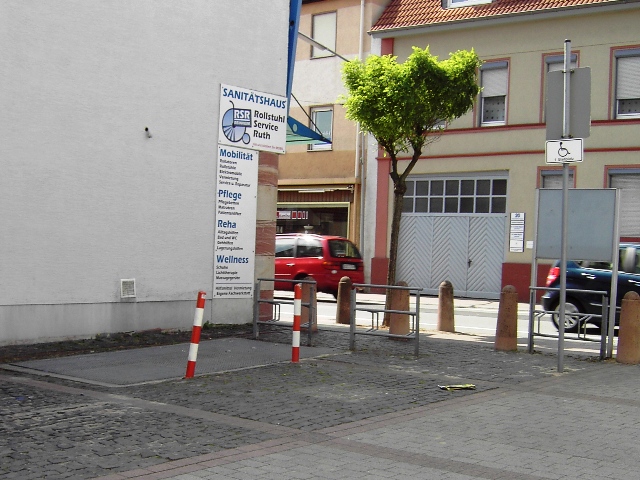 Kleiner Autoabstellplatz bei der Sparkasse